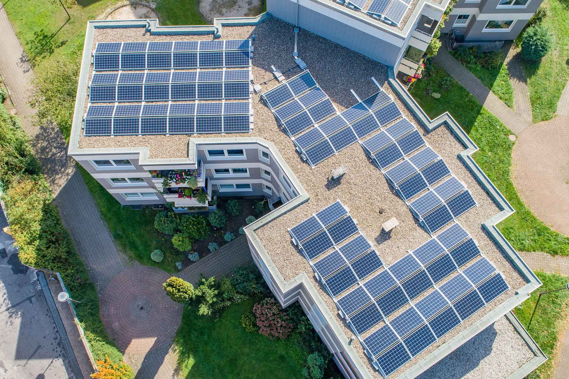 Solarpanel auf Flachdachgebäude