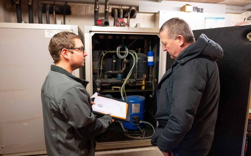 Elektriker berät Kunde vor Ort zu Hause