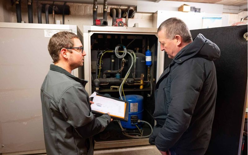 Elektriker berät Kunde vor Ort zu Hause